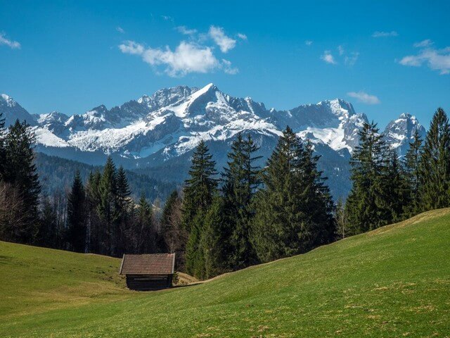 Am Gschwandtnerbauer mit Aussicht auf das Wettersteingebirge